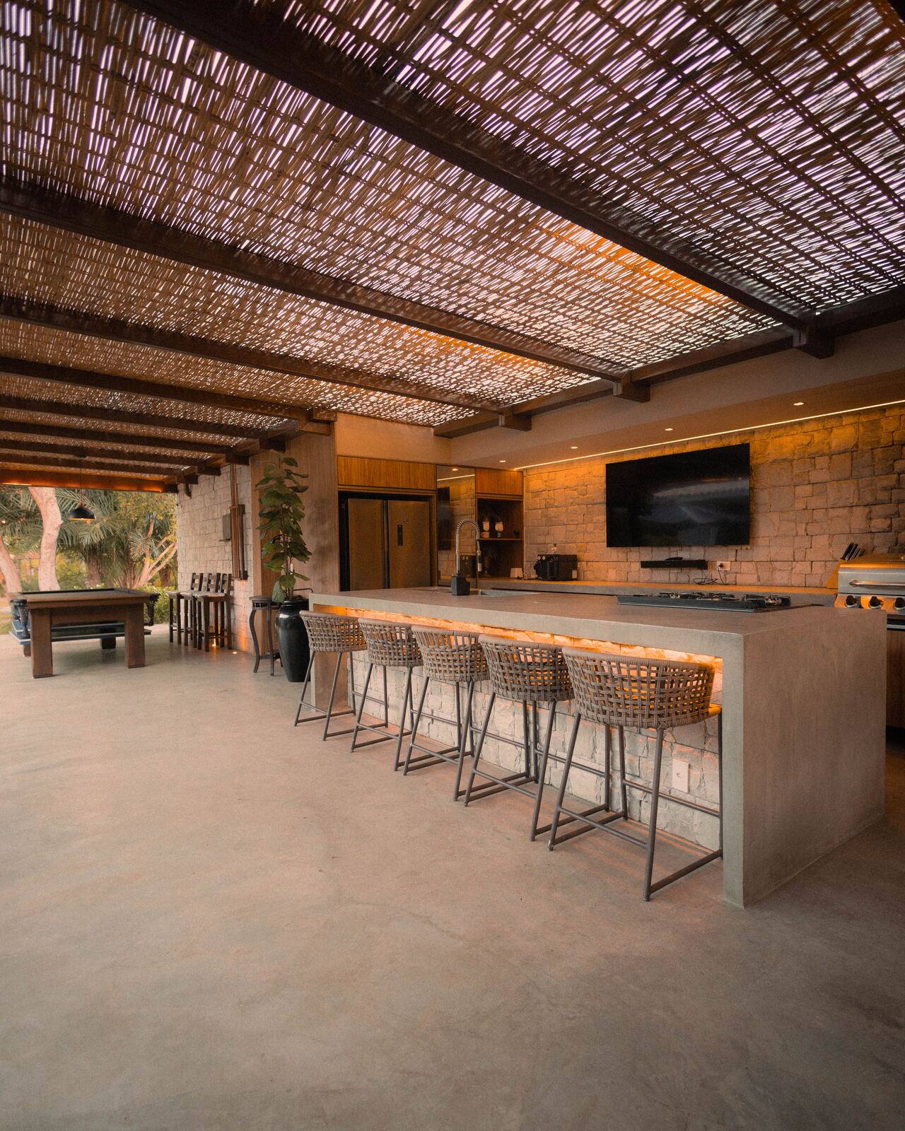 Built-in outdoor kitchen bar with seating