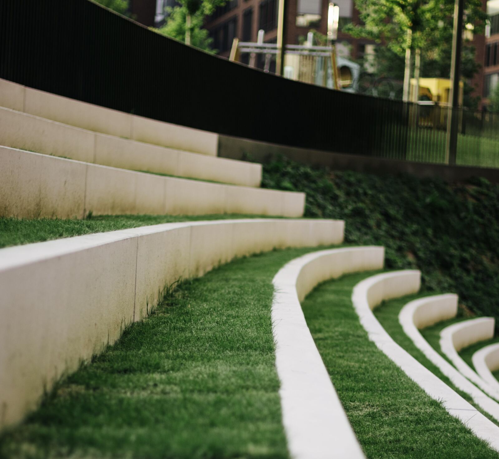 Terraced retaining wall with integrated steps